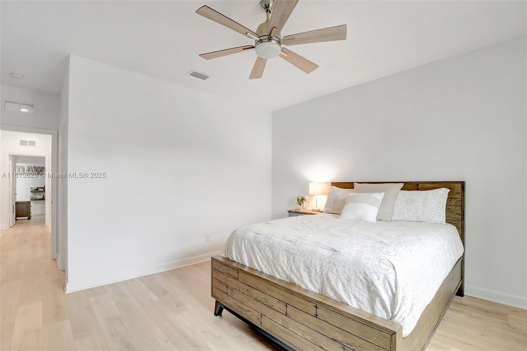 Vendido Recientemente: $799,900 (4 camas, 4 baños, 3584 Pies cuadrados)