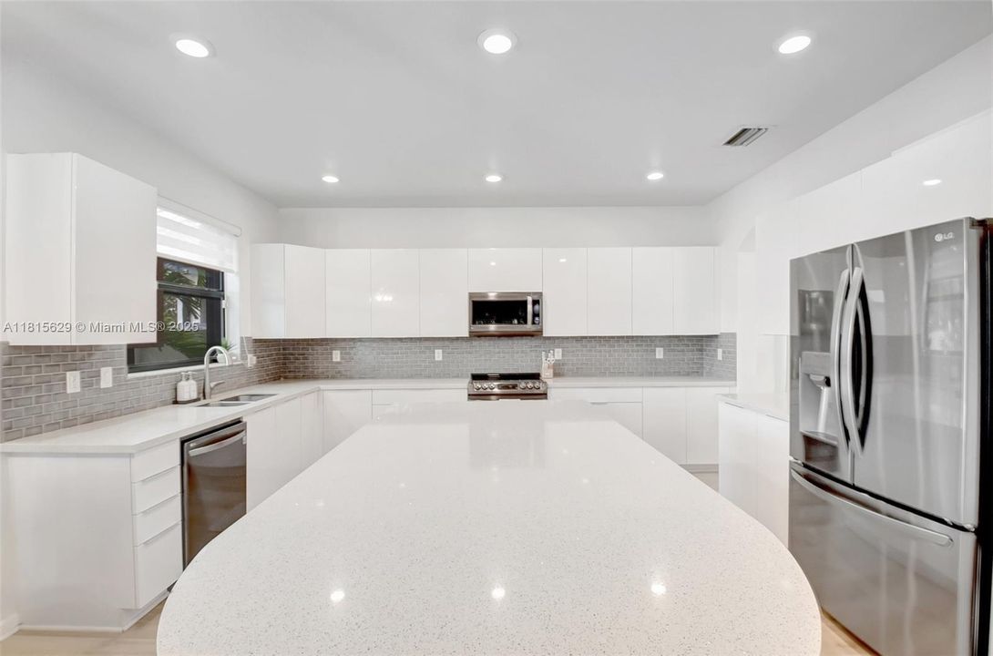 Vendido Recientemente: $799,900 (4 camas, 4 baños, 3584 Pies cuadrados)