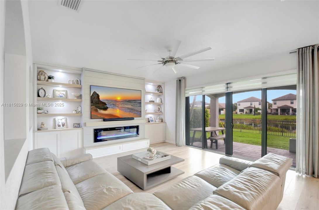 Vendido Recientemente: $799,900 (4 camas, 4 baños, 3584 Pies cuadrados)