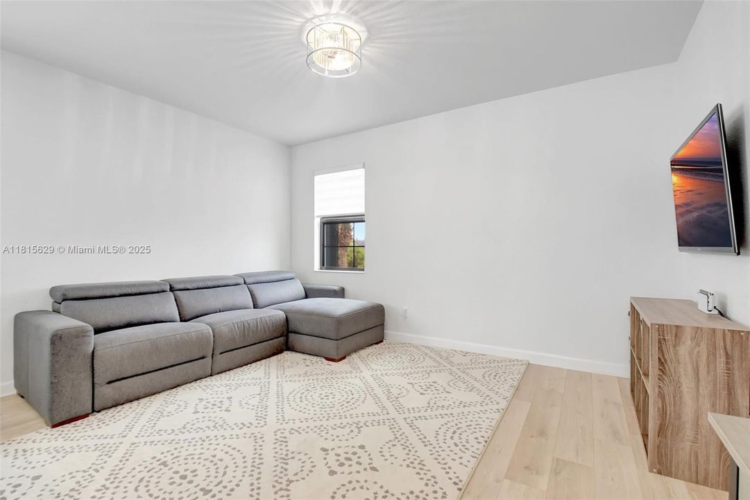 Vendido Recientemente: $799,900 (4 camas, 4 baños, 3584 Pies cuadrados)