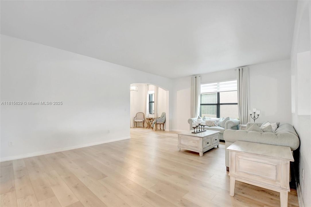 Vendido Recientemente: $799,900 (4 camas, 4 baños, 3584 Pies cuadrados)