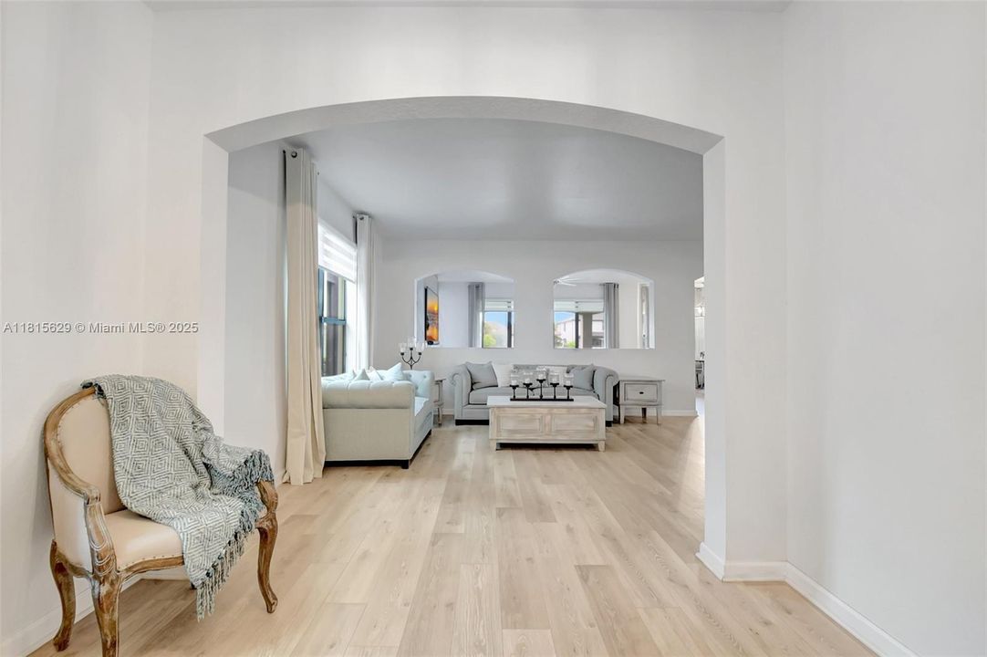 Vendido Recientemente: $799,900 (4 camas, 4 baños, 3584 Pies cuadrados)