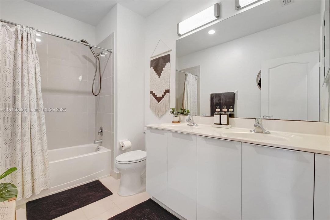 Vendido Recientemente: $799,900 (4 camas, 4 baños, 3584 Pies cuadrados)