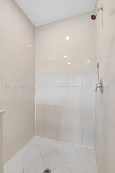 Vendido Recientemente: $799,900 (4 camas, 4 baños, 3584 Pies cuadrados)