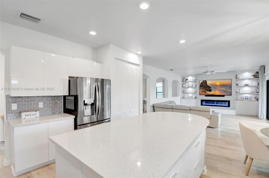 Vendido Recientemente: $799,900 (4 camas, 4 baños, 3584 Pies cuadrados)