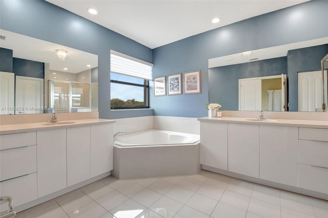 Vendido Recientemente: $799,900 (4 camas, 4 baños, 3584 Pies cuadrados)