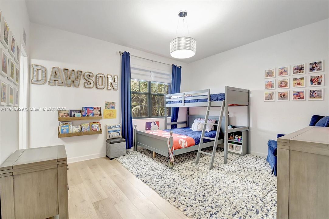 Vendido Recientemente: $799,900 (4 camas, 4 baños, 3584 Pies cuadrados)