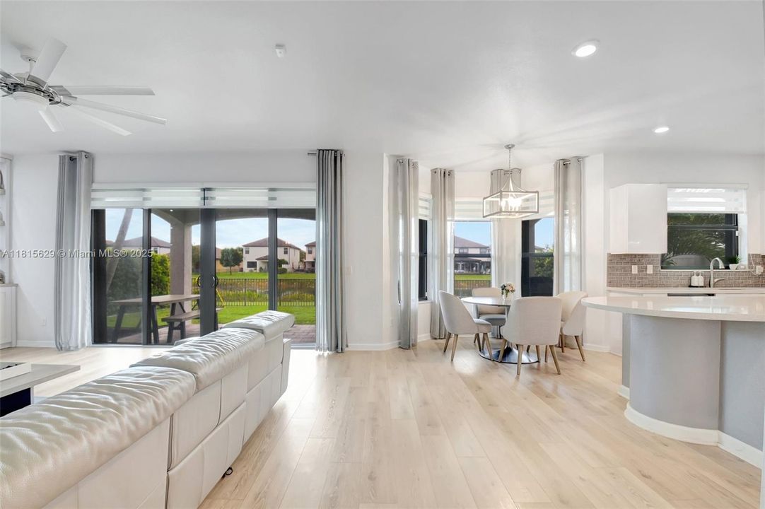 Vendido Recientemente: $799,900 (4 camas, 4 baños, 3584 Pies cuadrados)