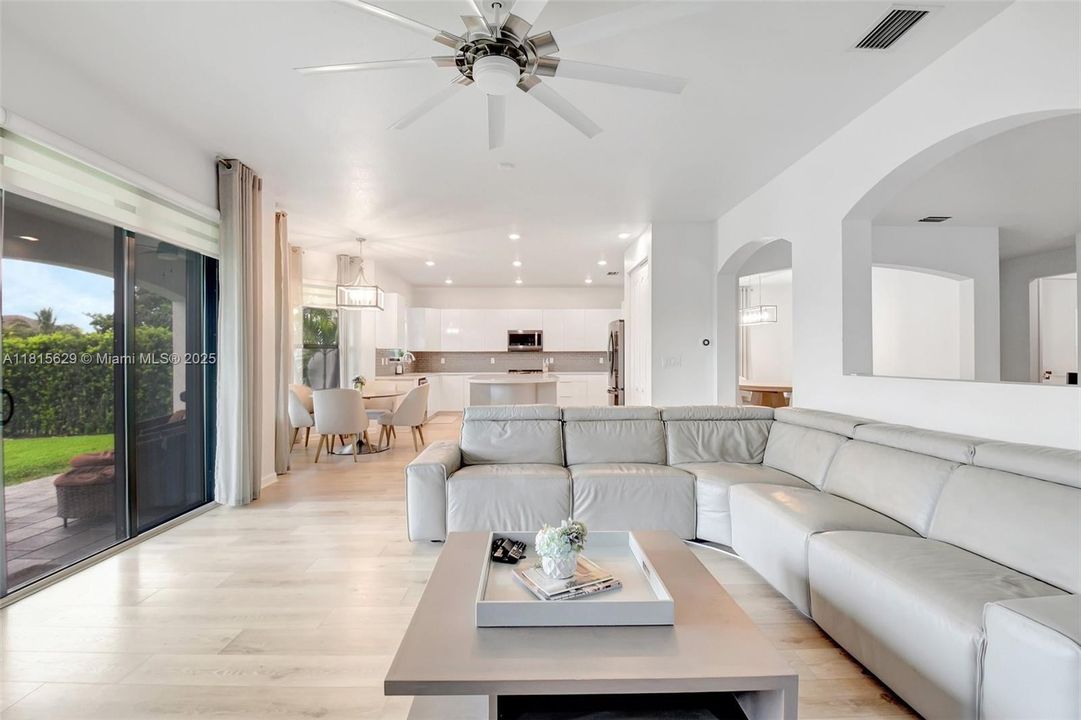 Vendido Recientemente: $799,900 (4 camas, 4 baños, 3584 Pies cuadrados)