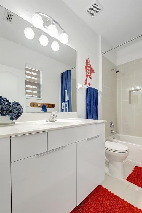 Vendido Recientemente: $799,900 (4 camas, 4 baños, 3584 Pies cuadrados)