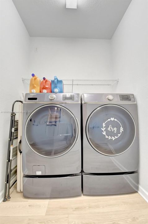 Vendido Recientemente: $799,900 (4 camas, 4 baños, 3584 Pies cuadrados)