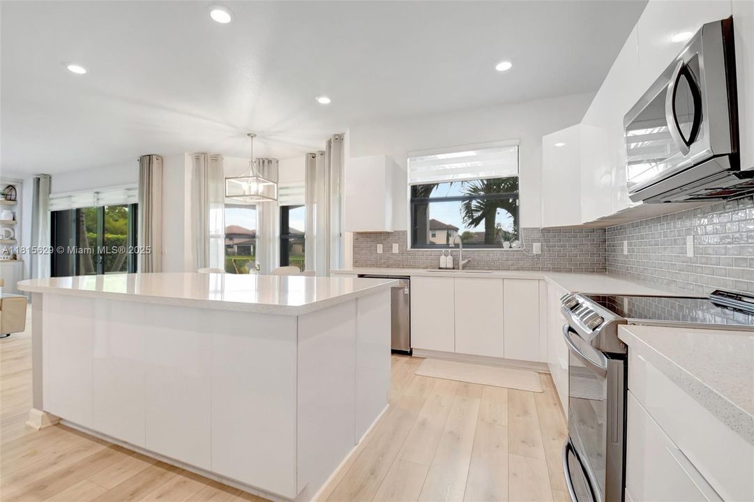 Vendido Recientemente: $799,900 (4 camas, 4 baños, 3584 Pies cuadrados)