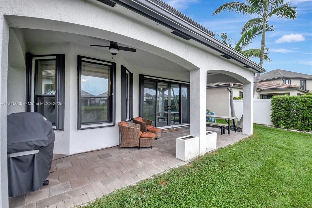 Vendido Recientemente: $799,900 (4 camas, 4 baños, 3584 Pies cuadrados)