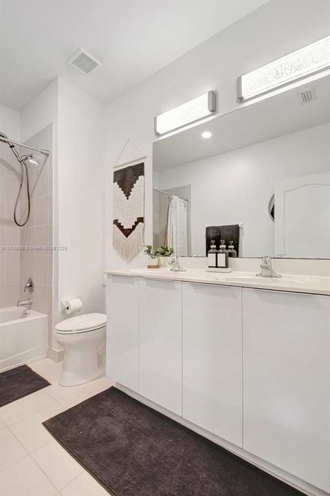 Vendido Recientemente: $799,900 (4 camas, 4 baños, 3584 Pies cuadrados)