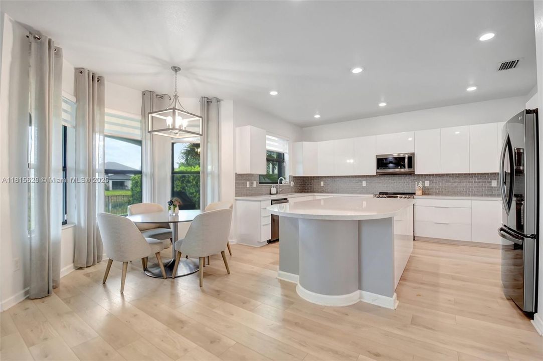 Vendido Recientemente: $799,900 (4 camas, 4 baños, 3584 Pies cuadrados)