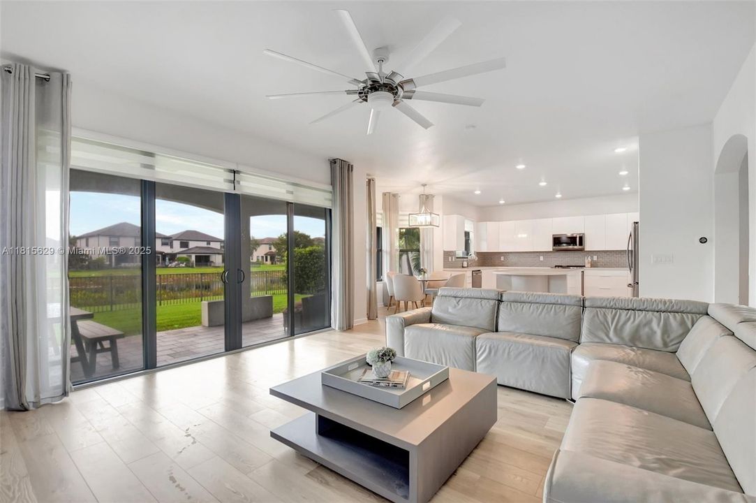 Vendido Recientemente: $799,900 (4 camas, 4 baños, 3584 Pies cuadrados)