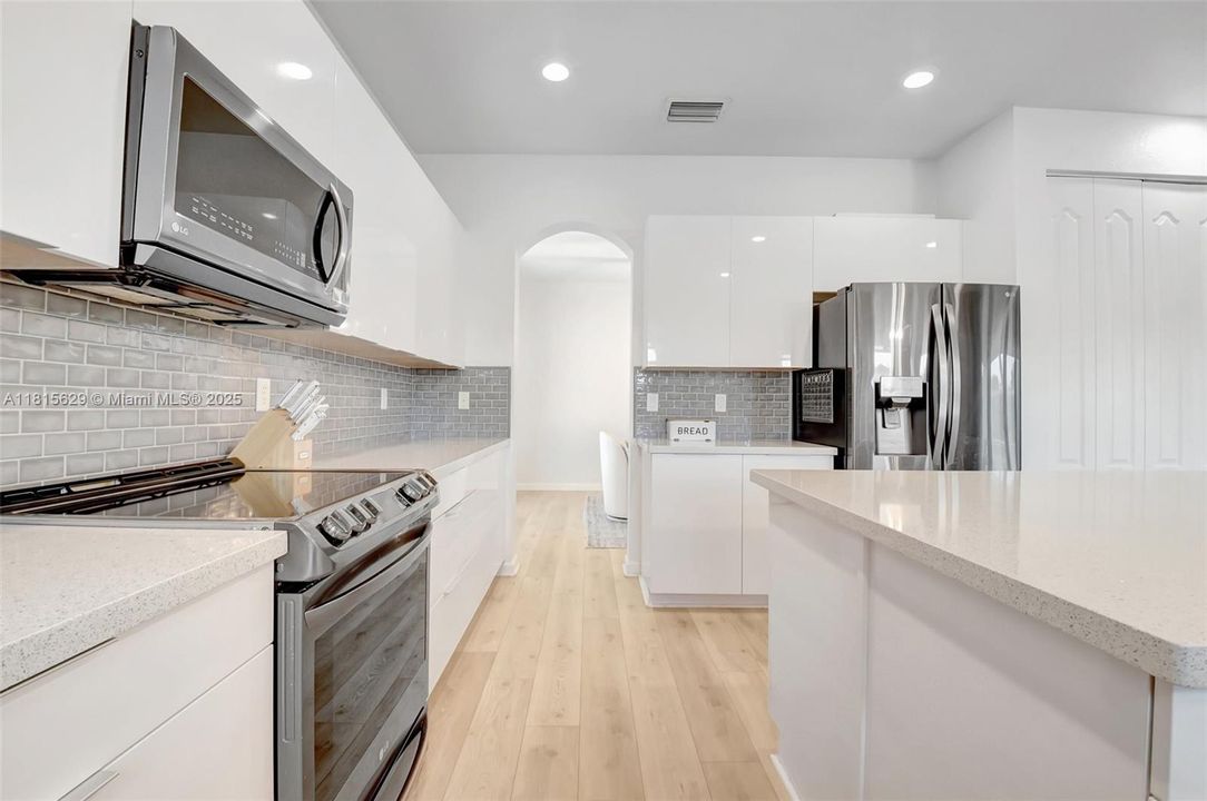 Vendido Recientemente: $799,900 (4 camas, 4 baños, 3584 Pies cuadrados)