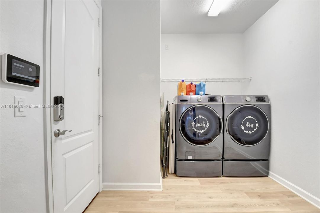 Vendido Recientemente: $799,900 (4 camas, 4 baños, 3584 Pies cuadrados)