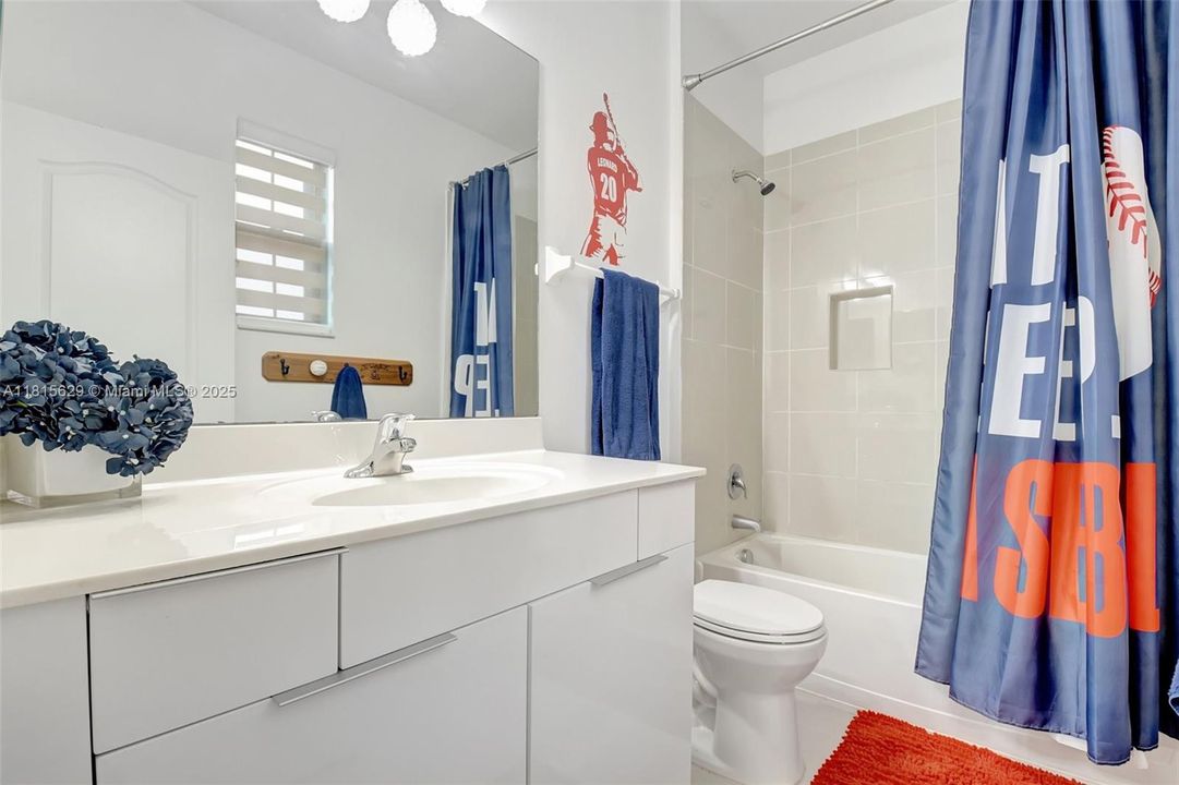 Vendido Recientemente: $799,900 (4 camas, 4 baños, 3584 Pies cuadrados)