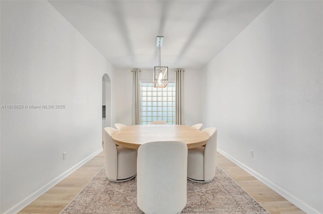 Vendido Recientemente: $799,900 (4 camas, 4 baños, 3584 Pies cuadrados)