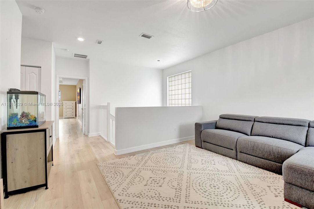 Vendido Recientemente: $799,900 (4 camas, 4 baños, 3584 Pies cuadrados)