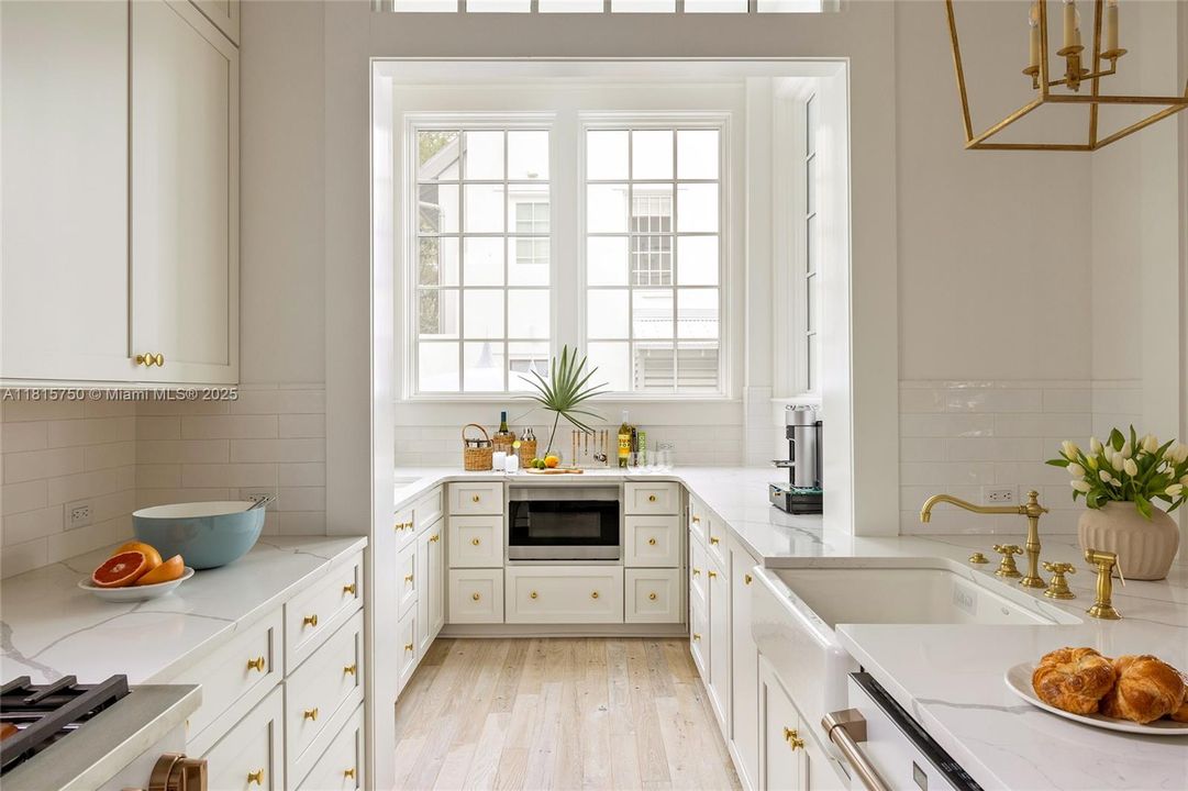 Vendido Recientemente: $865,000 (6 camas, 6 baños, 3543 Pies cuadrados)