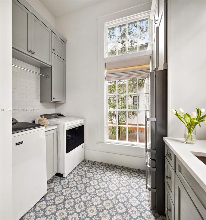 Vendido Recientemente: $865,000 (6 camas, 6 baños, 3543 Pies cuadrados)