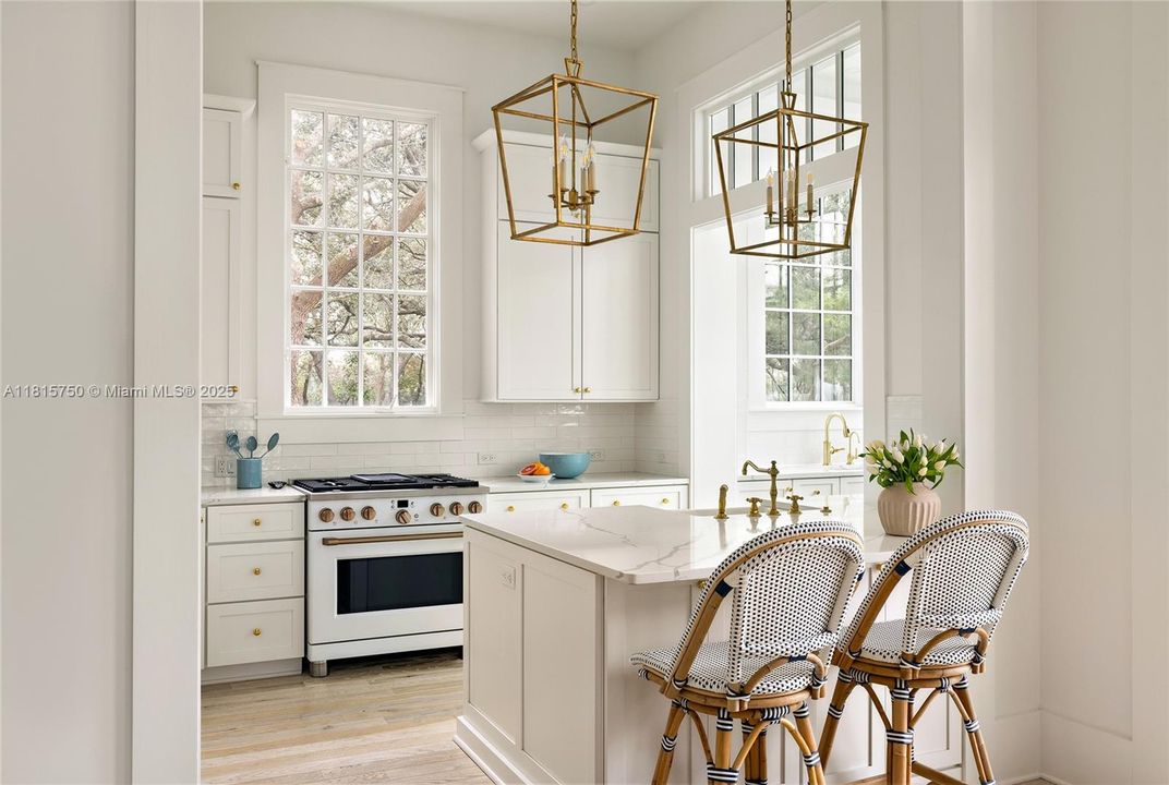 Vendido Recientemente: $865,000 (6 camas, 6 baños, 3543 Pies cuadrados)