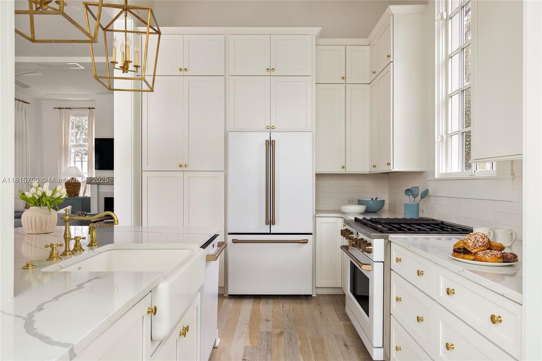 Vendido Recientemente: $865,000 (6 camas, 6 baños, 3543 Pies cuadrados)