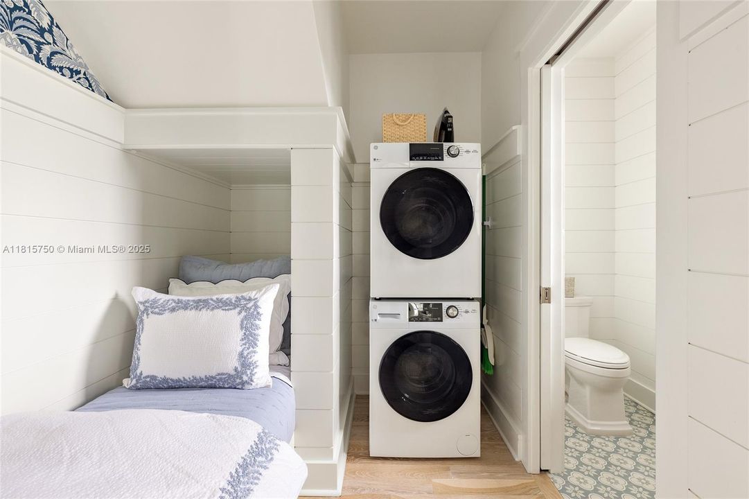 Vendido Recientemente: $865,000 (6 camas, 6 baños, 3543 Pies cuadrados)