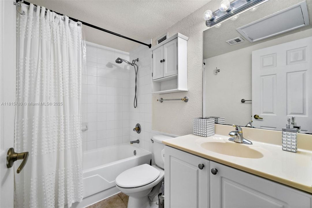 For Sale: $455,000 (1 beds, 1 baths, 835 Square Feet)