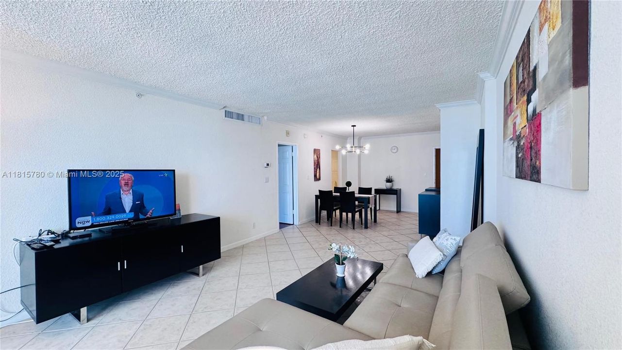 For Sale: $455,000 (1 beds, 1 baths, 835 Square Feet)