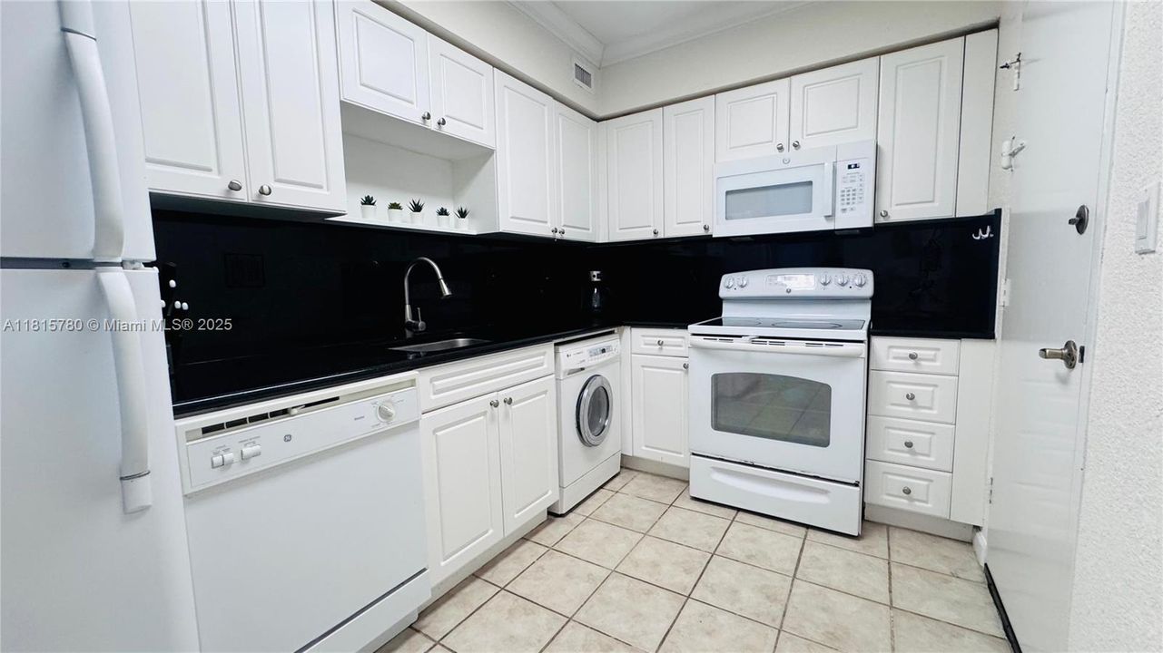 For Sale: $455,000 (1 beds, 1 baths, 835 Square Feet)