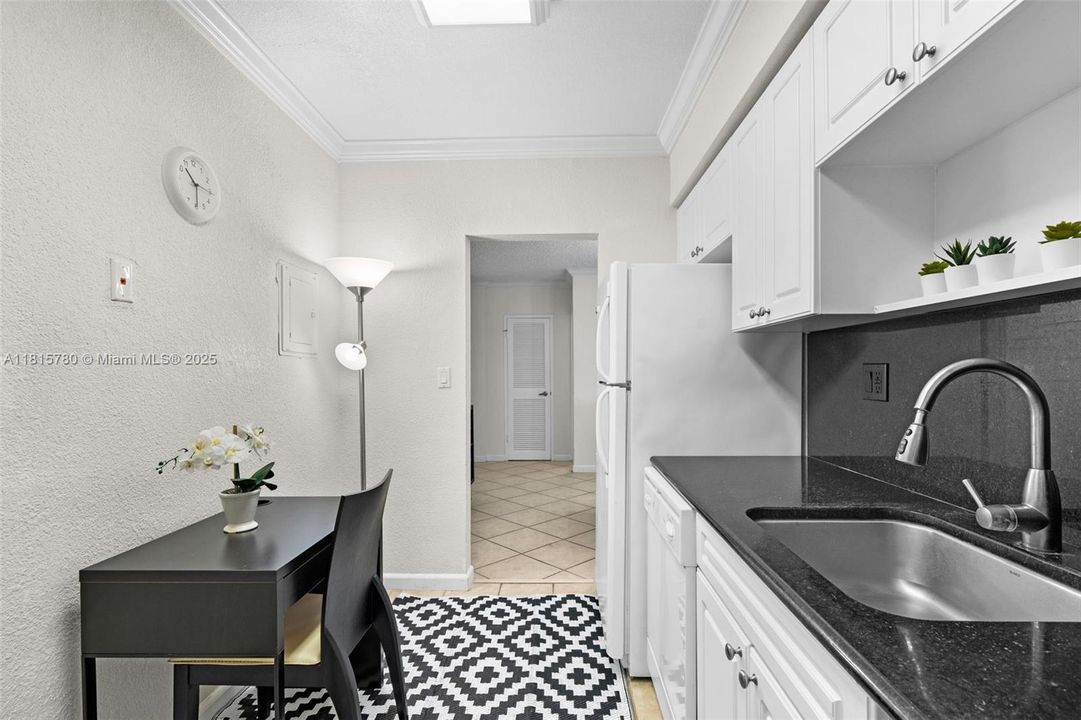 For Sale: $455,000 (1 beds, 1 baths, 835 Square Feet)