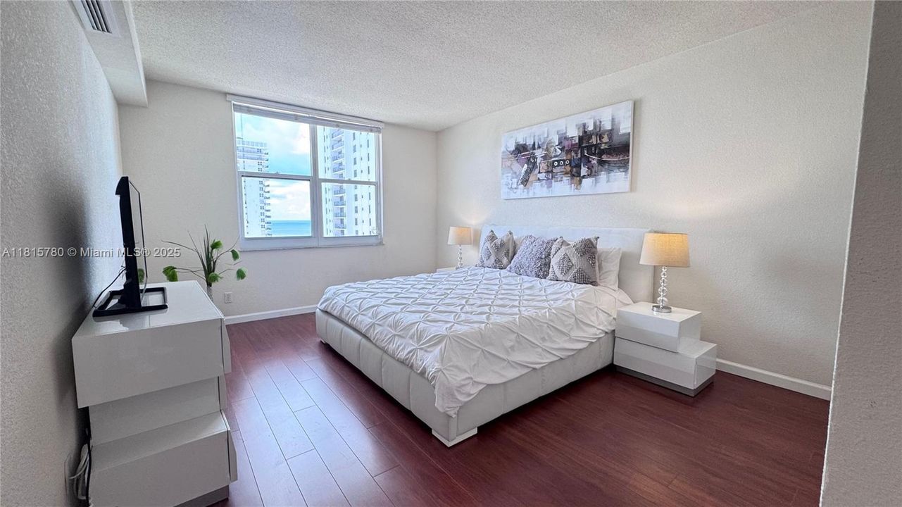 For Sale: $455,000 (1 beds, 1 baths, 835 Square Feet)