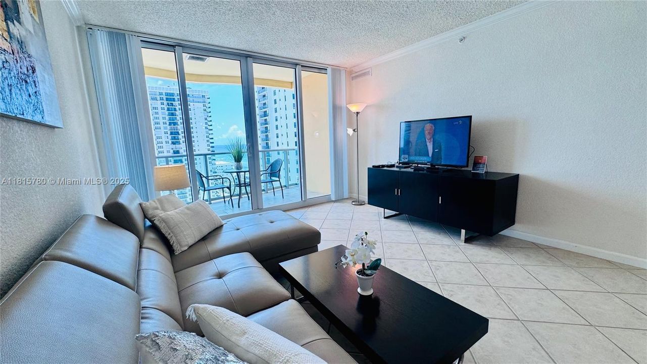 For Sale: $455,000 (1 beds, 1 baths, 835 Square Feet)