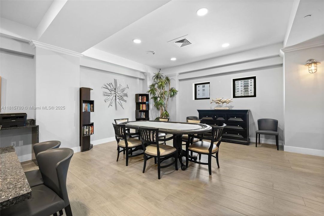 For Sale: $455,000 (1 beds, 1 baths, 835 Square Feet)