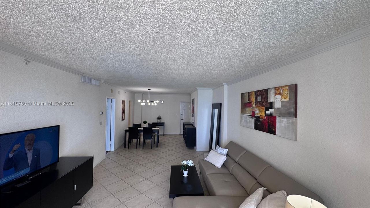 For Sale: $455,000 (1 beds, 1 baths, 835 Square Feet)