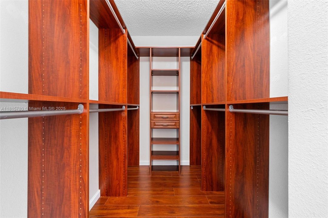 For Sale: $455,000 (1 beds, 1 baths, 835 Square Feet)