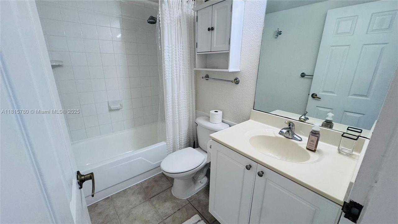 For Sale: $455,000 (1 beds, 1 baths, 835 Square Feet)