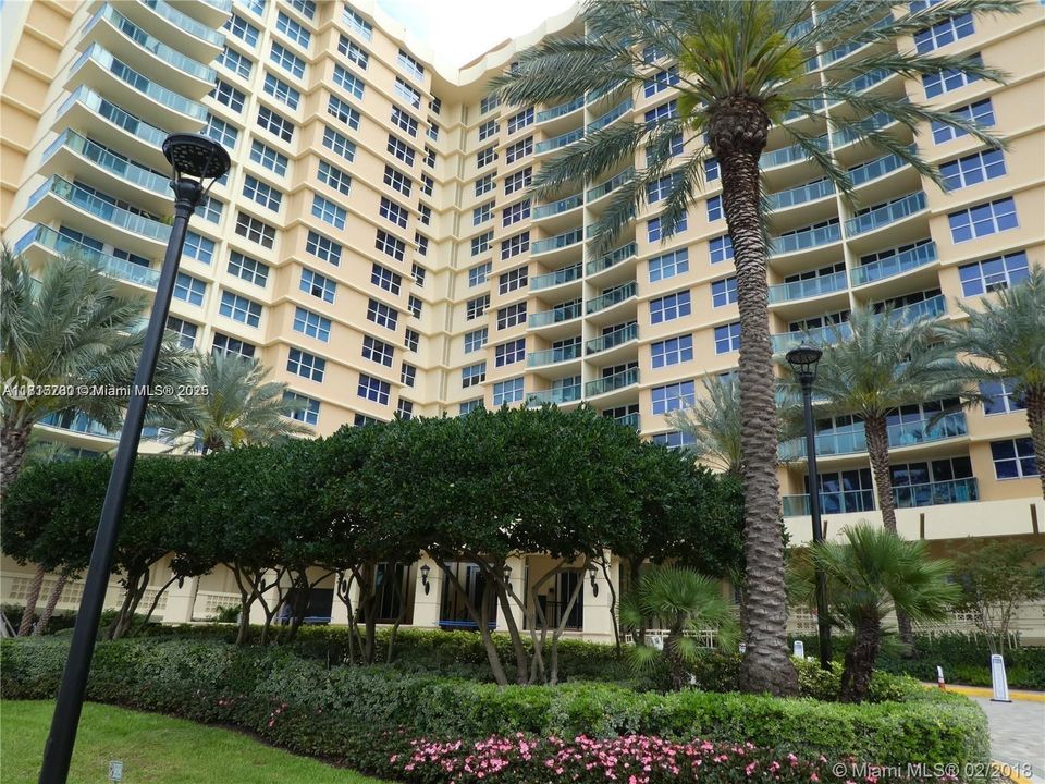 For Sale: $455,000 (1 beds, 1 baths, 835 Square Feet)