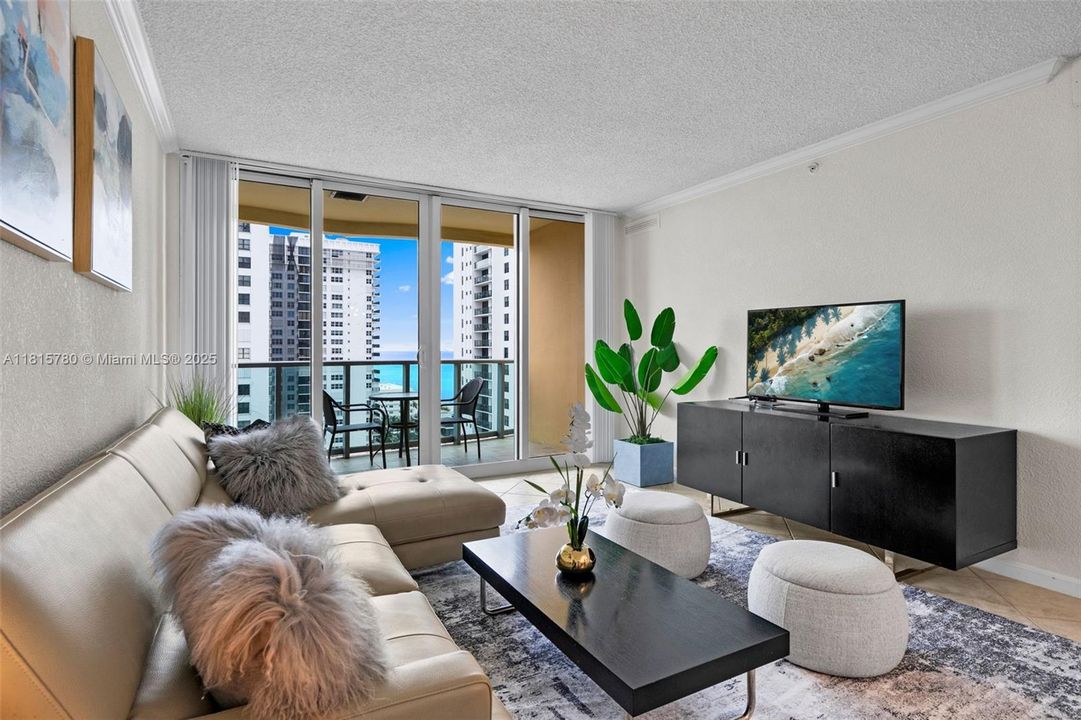 For Sale: $455,000 (1 beds, 1 baths, 835 Square Feet)