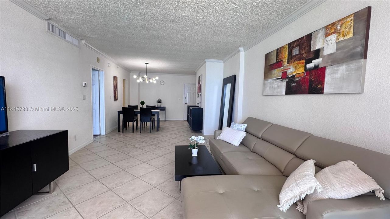 For Sale: $455,000 (1 beds, 1 baths, 835 Square Feet)