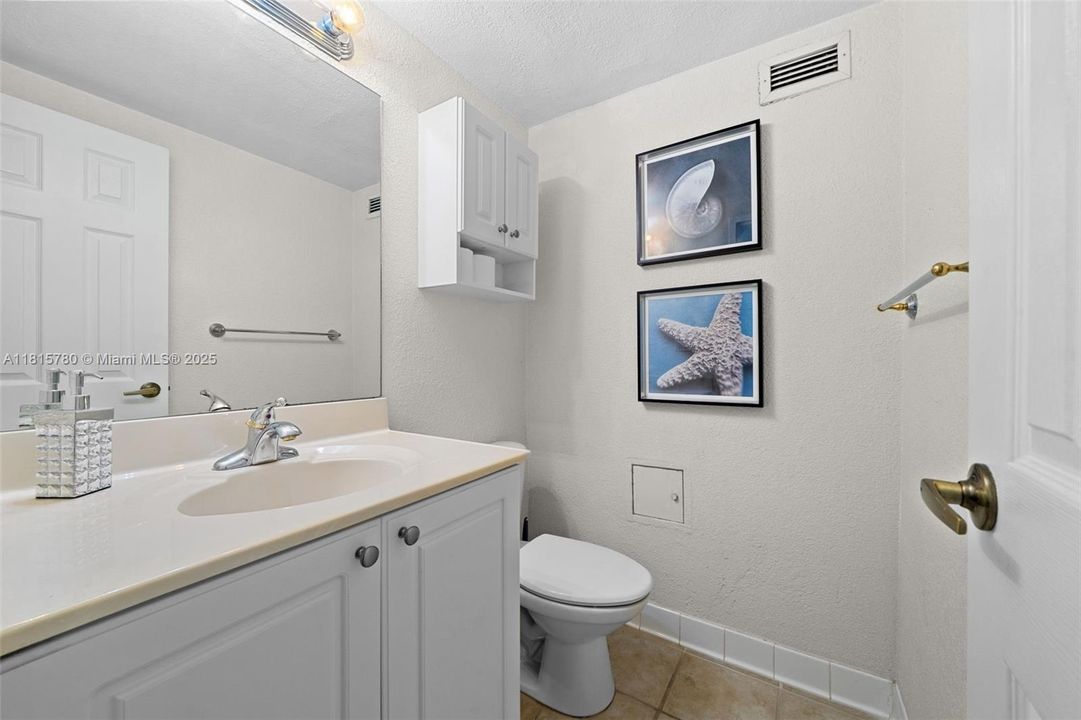 For Sale: $455,000 (1 beds, 1 baths, 835 Square Feet)
