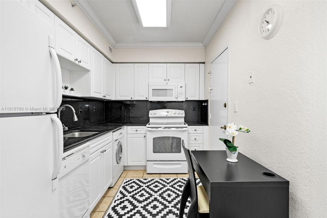 For Sale: $455,000 (1 beds, 1 baths, 835 Square Feet)