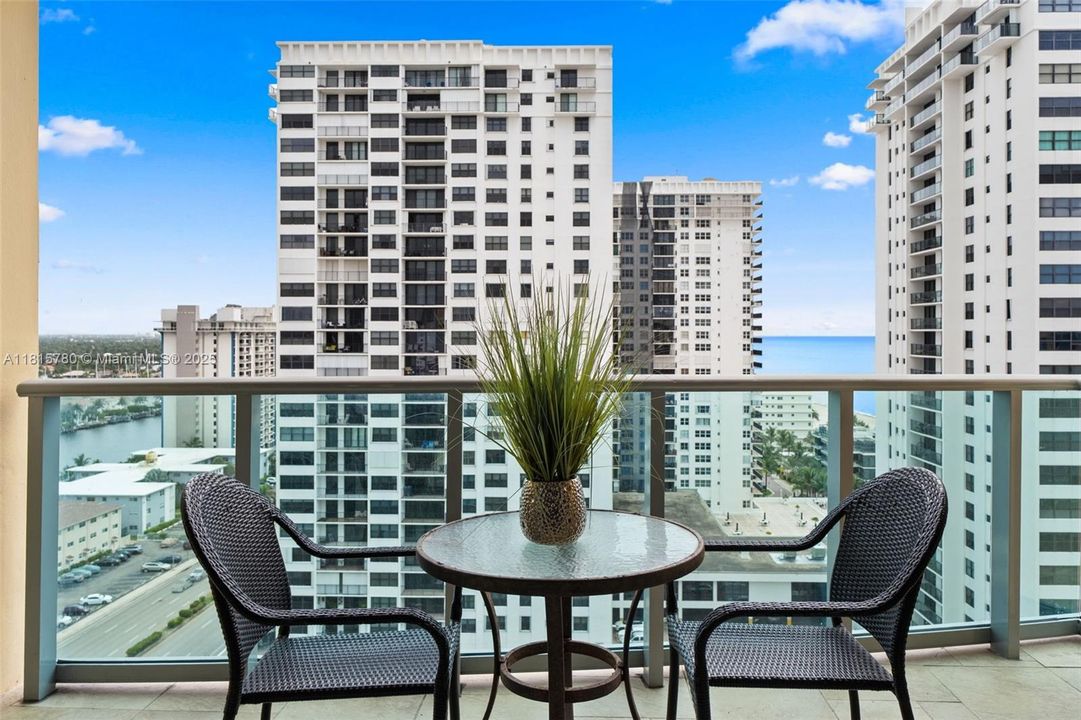 For Sale: $455,000 (1 beds, 1 baths, 835 Square Feet)