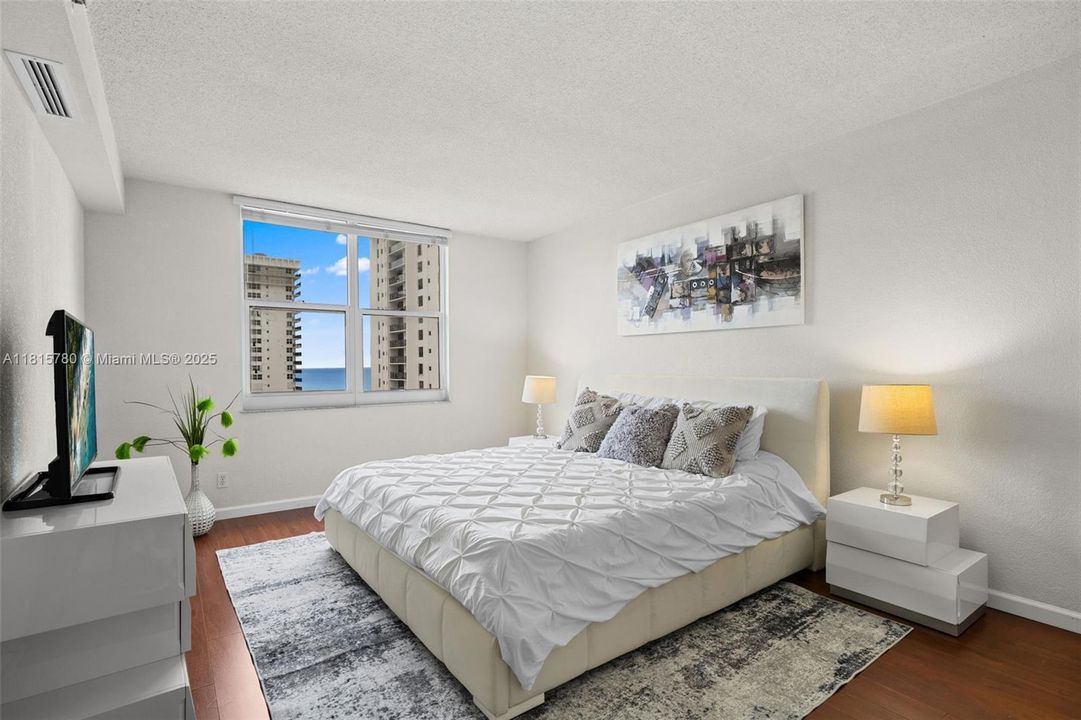 For Sale: $455,000 (1 beds, 1 baths, 835 Square Feet)