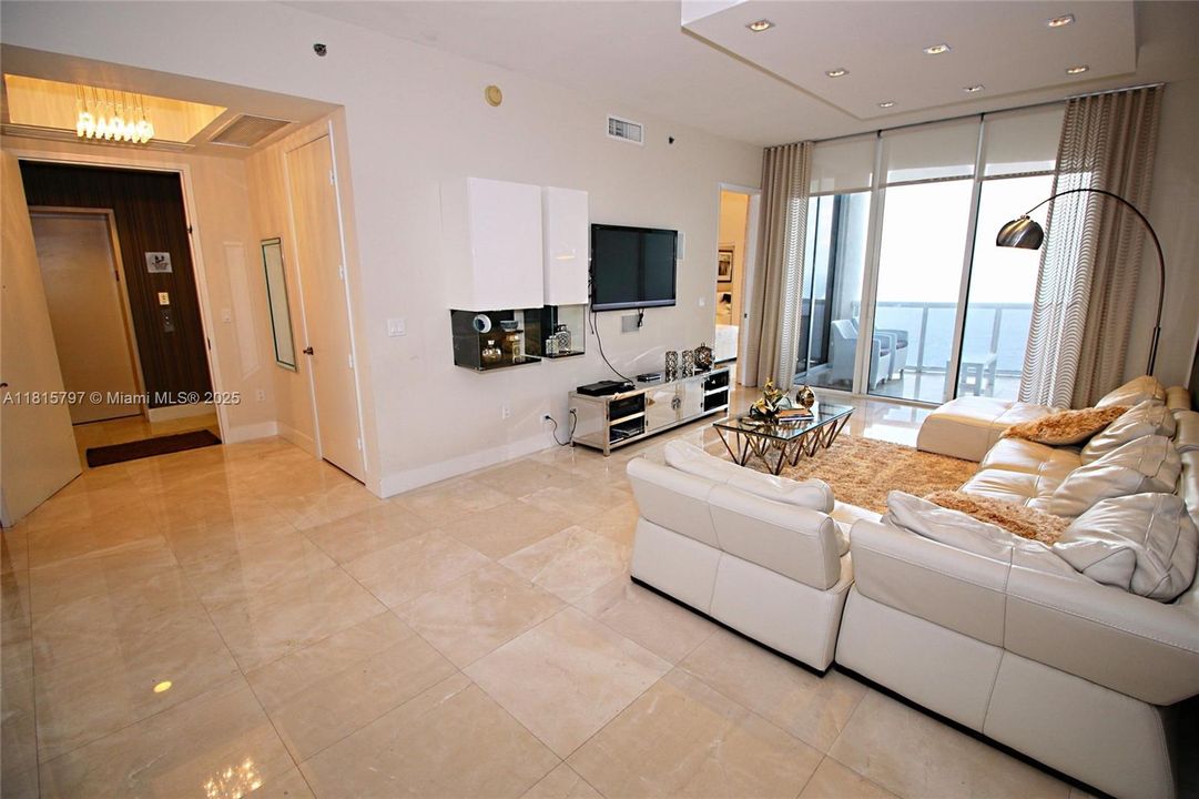 Active With Contract: $11,500 (3 beds, 3 baths, 2558 Square Feet)