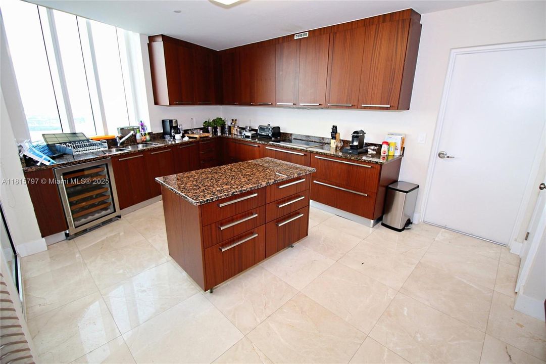 Active With Contract: $11,500 (3 beds, 3 baths, 2558 Square Feet)