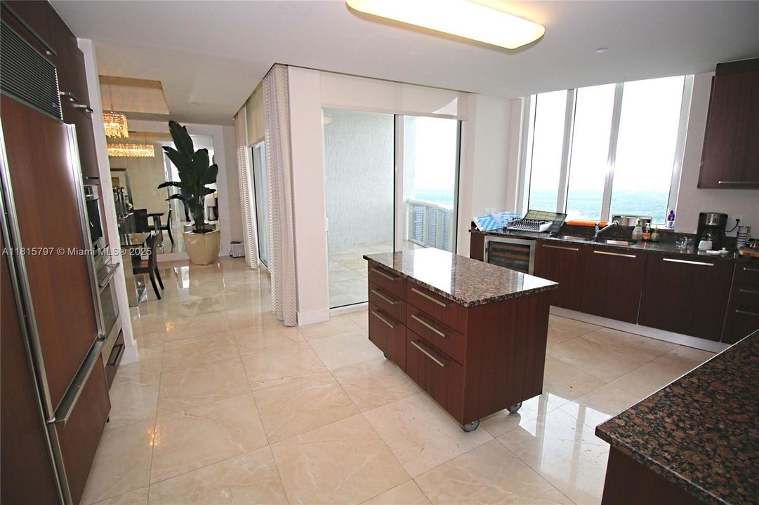 Active With Contract: $11,500 (3 beds, 3 baths, 2558 Square Feet)